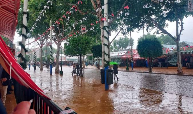El Real de la Feria de Abril tras las lluvias. / María Ibáñez