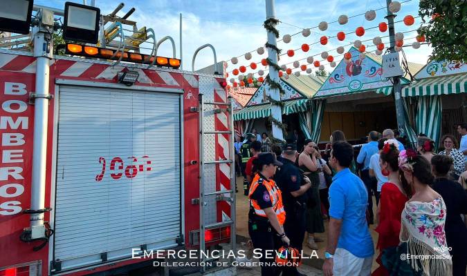 Imagen de los Bomberos en la zona del incnedio. / Emergencias Sevilla