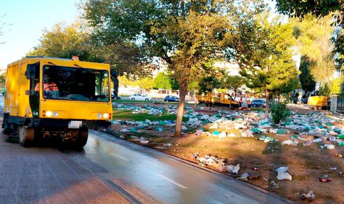 Vehículos de Lipasam limpian la zona en la mañana de este lunes.
