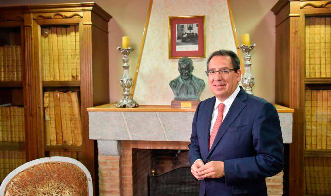 Antonio Pulido, presidente de la Fundación Cajasol, en la Hemeroteca de El Correo de Andalucía. / Jesús Barrera