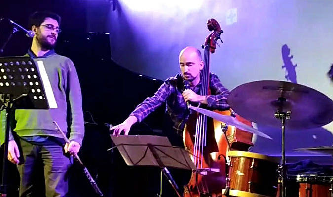 El grupo del contrabajista colombiano de jazz Juan Pablo Balcázar actúa en Sevilla.