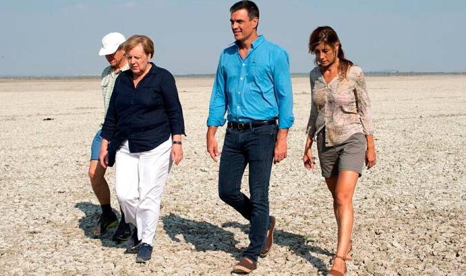 Pedro Sánchez y Angela Merkel en Doñana. / EFE