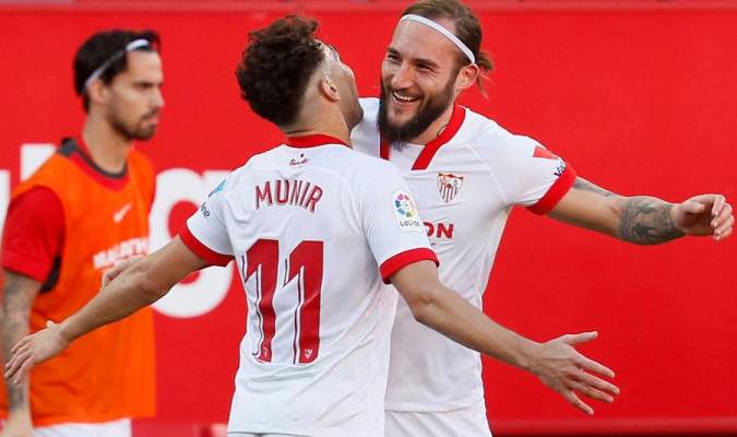 El centrocampista del Sevilla Munir celebra con sus compañeros el primer gol ante el Huesca. EFE/Jose Manuel Vidal.