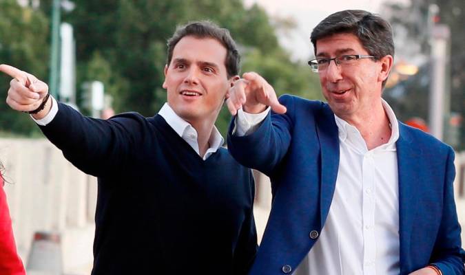El presidente de Ciudadanos y candidato a la presidencia del Gobierno, Albert Rivera (c), junto al vicepresidente de la Junta de Andalucía, Juan Marín. EFE/José Manuel Vidal