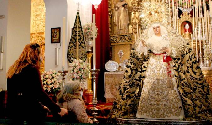 La Esperanza de Triana expuesta a la veneración de los fieles el pasado mes de diciembre / Alejandro Solano