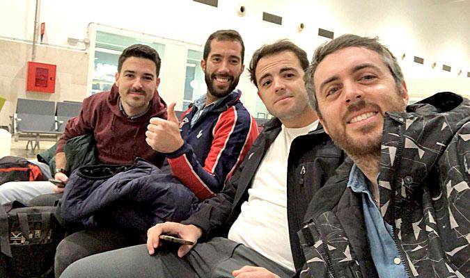 Los cuatro médicos justo antes de embarcar en el vuelo a Buenos Aires. / El Correo