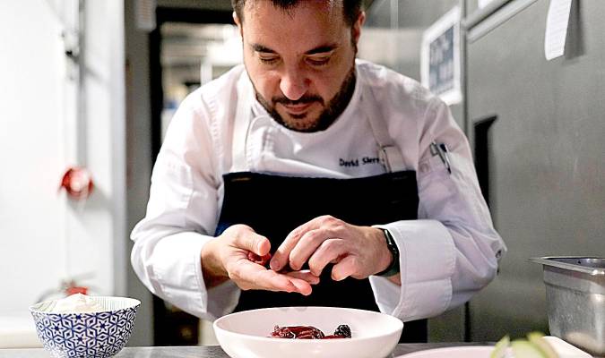 El chef madrileño David Sierra prepara uno de sus platos, el 14 de abril 2023, en la cocina del restaurante Joselito Casa de Comidas, en Washington (EE.UU.). EFE/Jorge Dastis