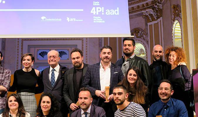  Foto de familia de los IV Premios del Diseño de Andalucía con Alejandro Sánchez en la fila superior (4i) . / El Correo