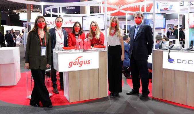 Integrantes del equipo directivo y comercial de la empresa sevillana Galgus en el expositor que tuvo en el Mobile World Congress 2022 en Barcelona