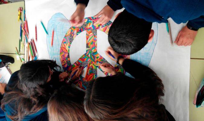 Alumnos del colegio Nuestra Señora de Andevalo trabajan en un proyecto sobre la paz. / Archivo El Correo