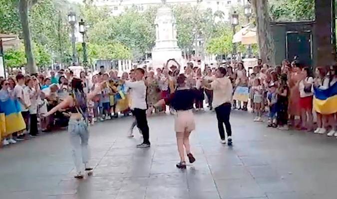 Danzas ucranianas improvisadas en el centro de Sevilla