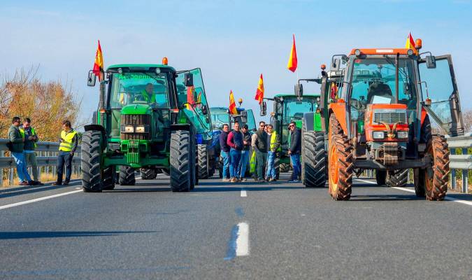 Agricultores en una protesta con tractores. / E.P.