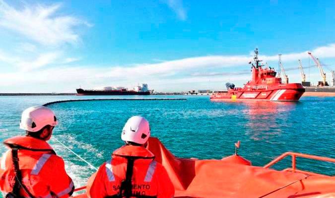 Buscan un barco desaparecido con dos tripulantes en Isla Cristina