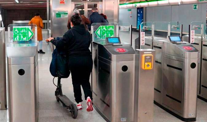 Una usuaria entra con su patinete en el Metro de Sevilla. / E.P.