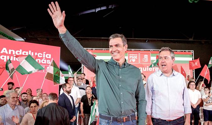 El presidente del Gobierno, Pedro Sánchez (i), y el candidato socialista a la Presidencia de la Junta de Andalucía, Juan Espadas (d), en un acto electoral. EFE/Julio Muñoz