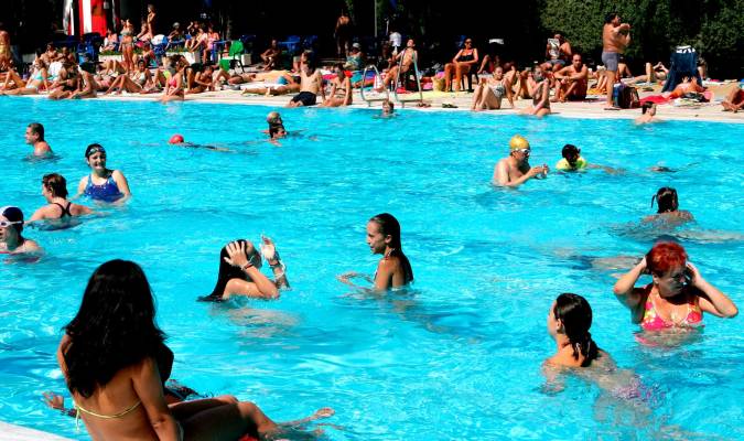 Sevilla abre cuatro piscinas municipales: estos son los horarios y precios