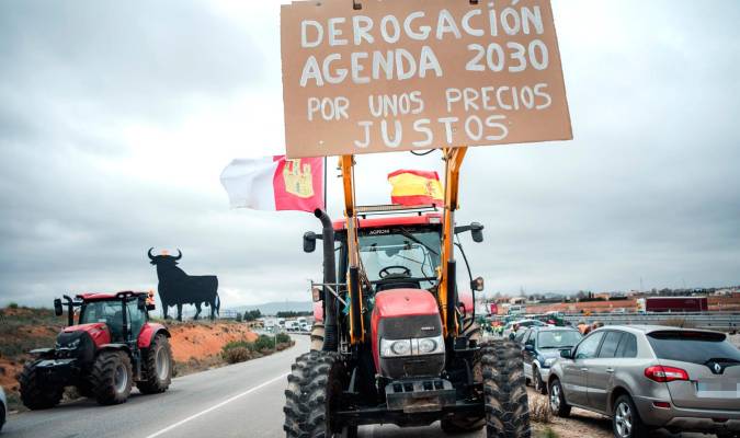 Un tractor con un cartel en el que se lee: 'Derogación Agenda 2023' durante una concentración. / Mateo Lanzuela - E.P.