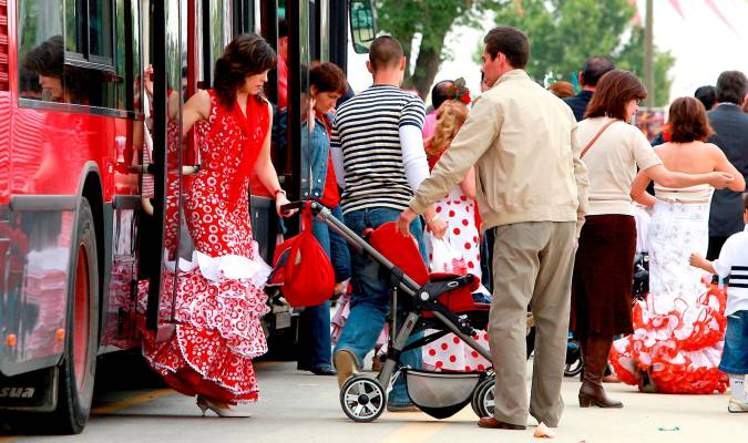 Usuarios saliendo del autobús de Tussam en la Feria. / El Correo