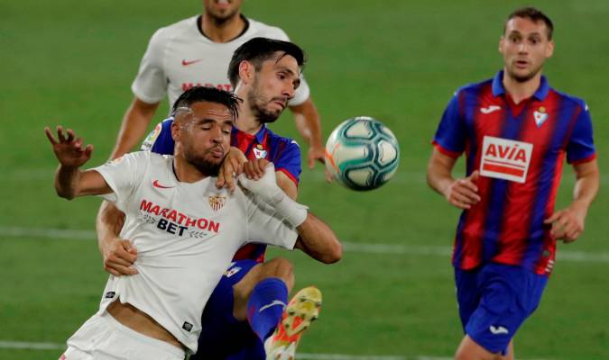 El delantero marroquí del Sevilla, Youssef En-Nesyri (i), disputa el balón ante el defensa portugués del Eibar, Paulo Oliveira,. EFE/Julio Muñoz.