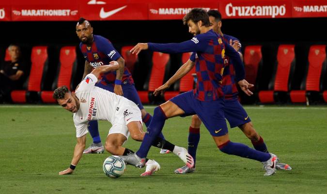 Munir, del Sevilla FC , lucha por un balón. / E.P.