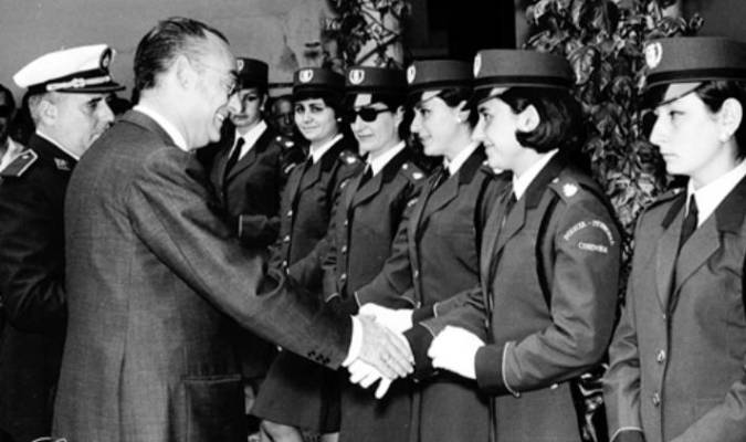 1970. El alcalde Guzmán Reina felicita a las agentes femeninas de la Policía Local de Córdoba tras el acto de posesión. / Ladis