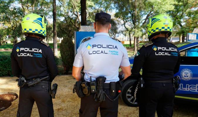 Uniformes de la Policía Local de Castilleja. / El Correo 