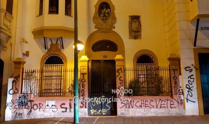 Denunciados tres hombres por las pintadas en la sede de PSOE