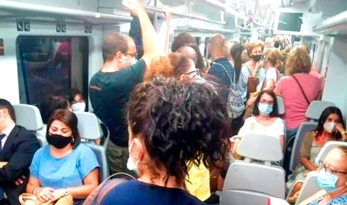 Quejas de los usuarios de la línea de Cercanías Utrera - Sevilla por el excesivo aforo de los trenes
