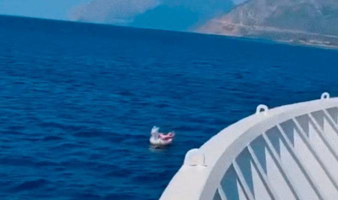 Un ferry rescata a una niña de 4 años en un flotador