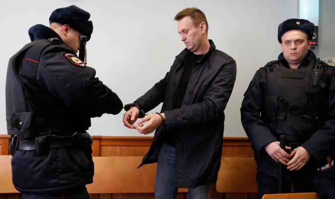 <p>Alekséi Navalni (c), asiste a una audiencia en el Tribunal de Moscú en marzo de 2017. /</p><p>SERGEI ILNITSKY | EFE</p>