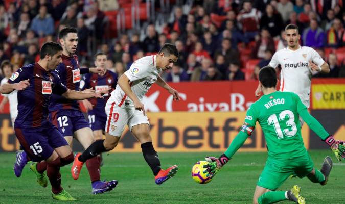 El Sevilla salva un punto en la prolongación y en inferioridad (2-2)