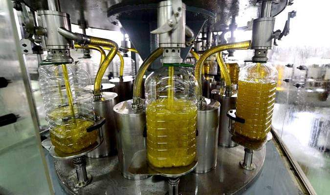 El aceite de oliva español será uno de los principales perjudicados por los aranceles de EEUU. / EFE