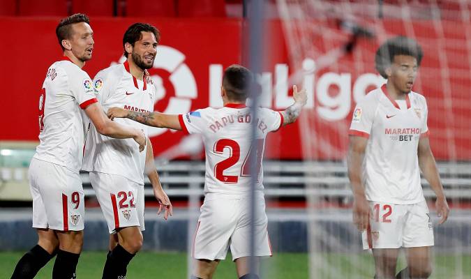 El centrocampista argentino del Sevilla Franco Vázquez (2i) celebra el segundo gol de su equipo. Fotos: EFE/Jose Manuel Vidal