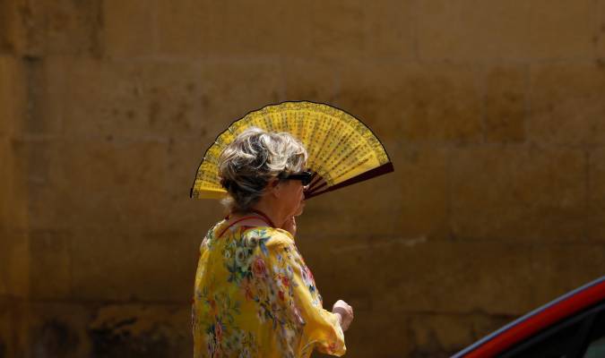 Una mujer se protege del sol con un abanico. EFE/Salas