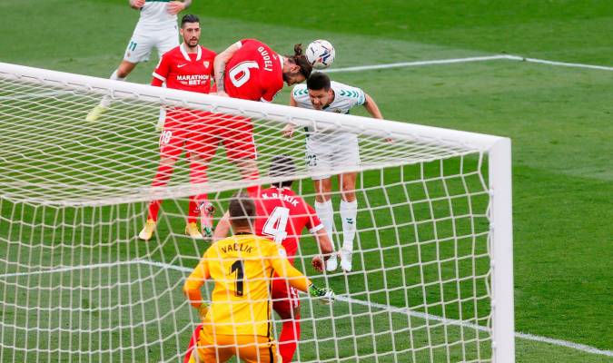 Un Sevilla depresivo finaliza una semana nefasta con el mismo guión (2-1)