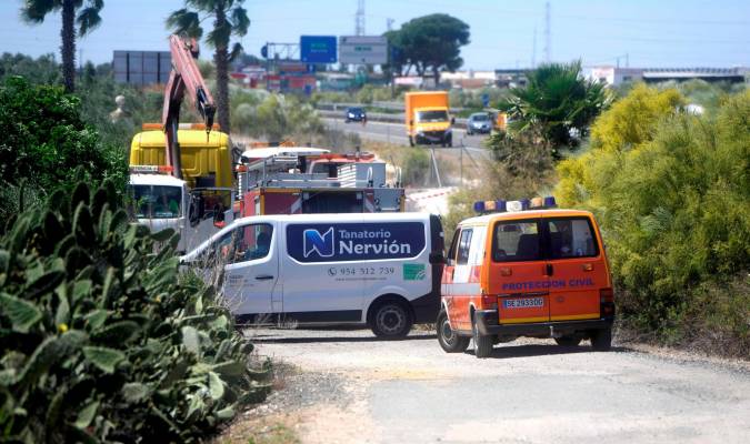  Imagen que muestra un vehículo del Tanatorio de Nervión tras el accidente mortal que ha sufrido este sábado el futbolista Antonio Reyes en el kilómetro 17 de la A376, en la provincia de Sevilla. EFE/ Rafa Alcaide