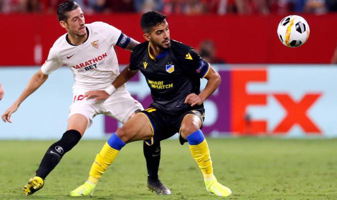 El defensa del Sevilla Sergio Escudero (i) pelea un balón con el centrocampista jordano del APOEL Musa Al-Taamanin. EFE/José Manuel Vidal