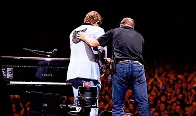 Elton John suspende un concierto al quedarse sin voz
