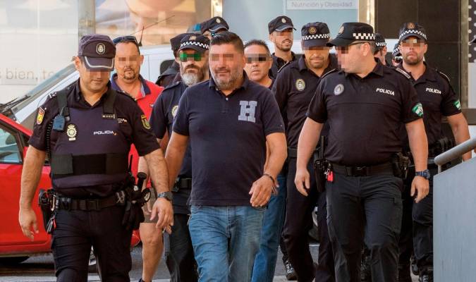 El jefe de la Policía Local de Punta Umbría (Huelva), Antonio Garrido (c), llega este viernes a la Audiencia Provincial de Huelva. EFE/Julián Pérez