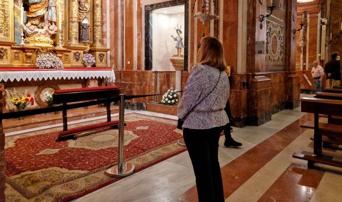 Una alfombra cubre las zonas donde estaban las sepulturas de Queipo de Llano y su esposa en la Basílica de la Macarena. / María José López - E.P.