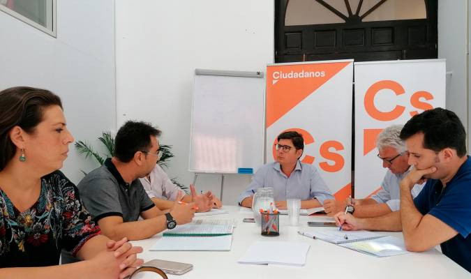 Álvaro Pimentel reunido con el comité de empresa de Lipasam. / El Correo