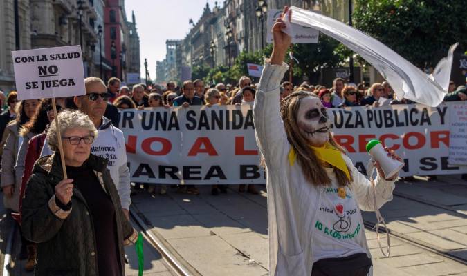Miles de personas se manifiestan por la sanidad pública en Sevilla