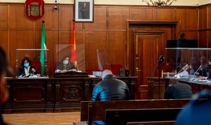 Los dos acusados del asesinato del joyero de Carmona durante el juicio. / Eduardo Briones - E.P.