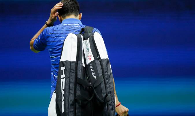 Novak Djokovic camino de los vestuarios. / EFE