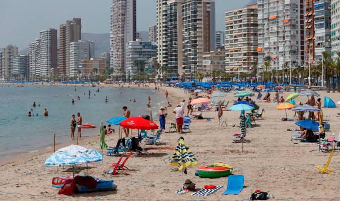 Imagen de la playa de Benidorm (Alicante). EFE/ Manuel Lorenzo
