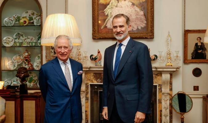 Felipe VI y Carlos III se reúnen en privado en Londres