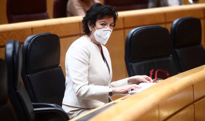 La ministra de Educación, Isabel Celaá durante una sesión plenaria en el Senado, en Madrid