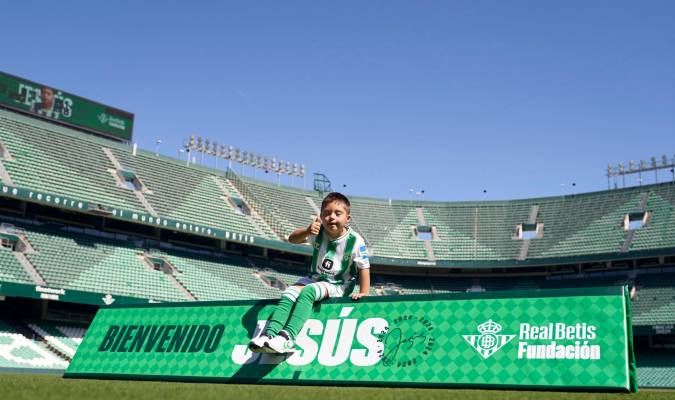 Jesús Caballo, con síndrome de Down, 'Fichaje Estrella' de la Fundación Real Betis