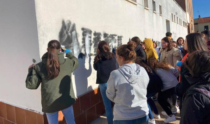 Unas pintadas racistas desaparecen en minutos gracias a jóvenes de Valencina