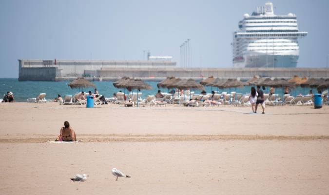 Una mujer descansa en la arena de la playa de la Malvarrosa de Valencia. / Jorge Gil - E.P.